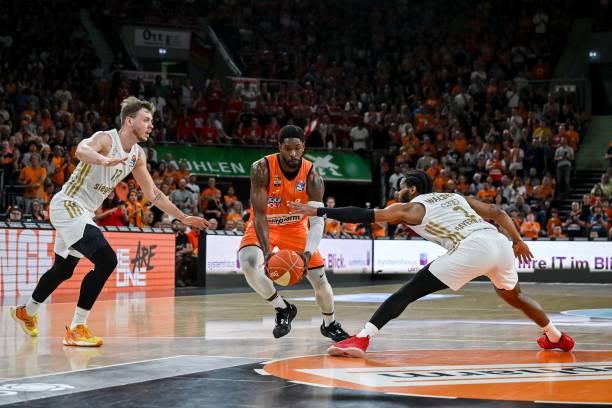 军人需要坚 军人需要坚